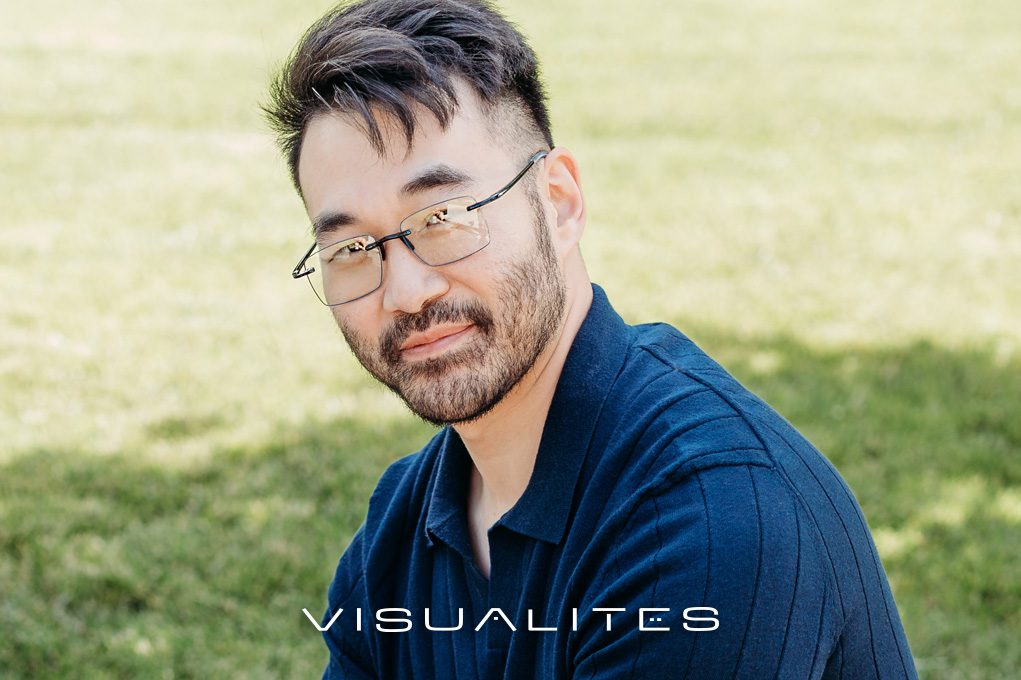 Asian man wearing Visualites black Grooved Rimless reading glasses from the Moderne Collection