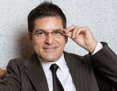 Man wearing grey color quality reading glasses from Visualites