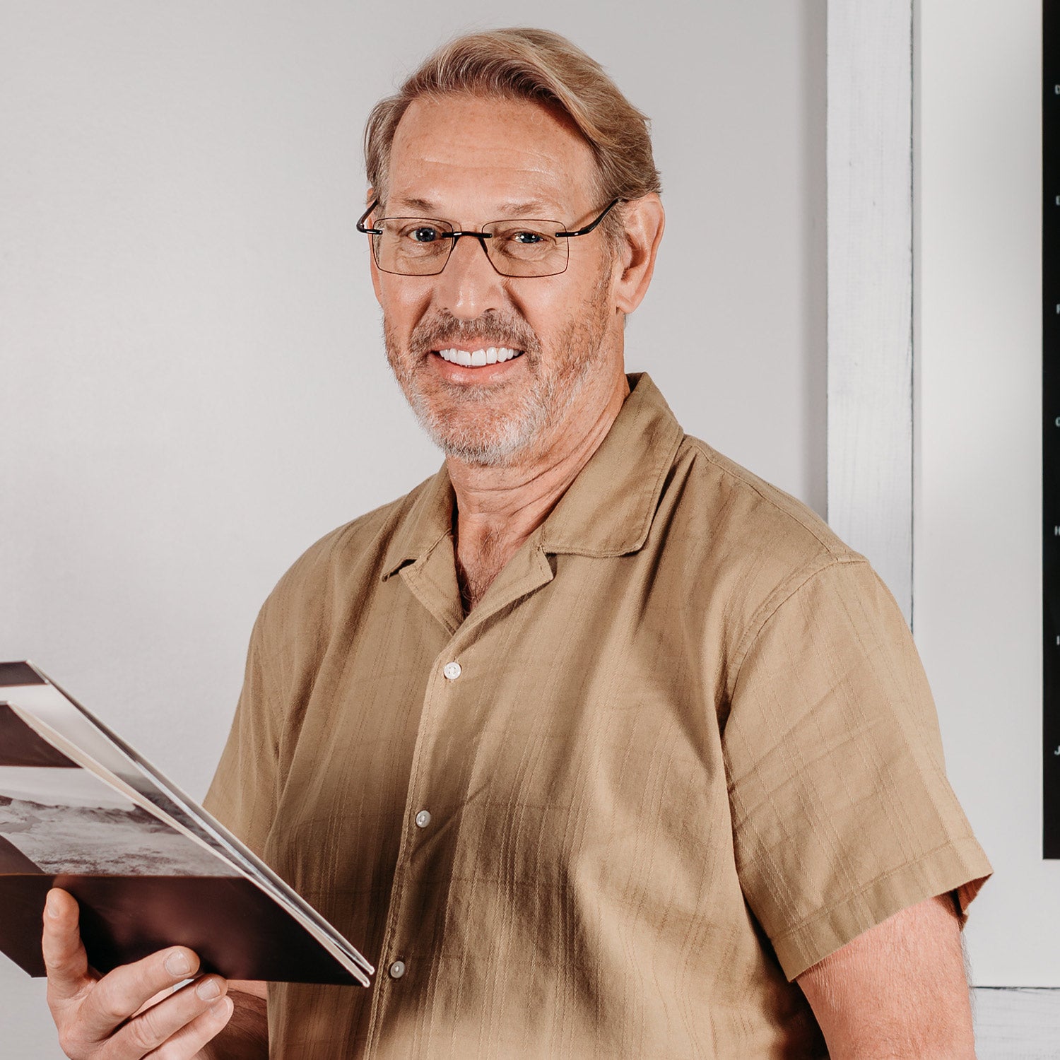 Man wearing readers from the Visualites Moderne rimless reading glasses collection