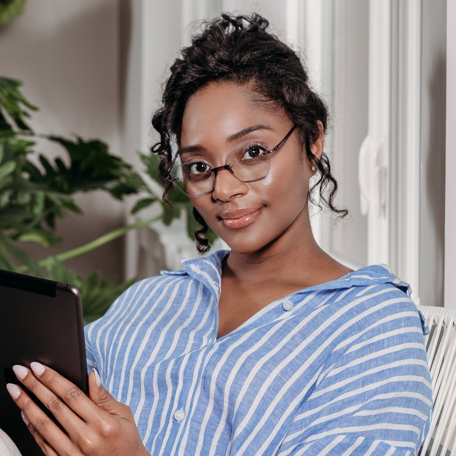 Woman wearing readers from the Visualites Moderne rimless reading glasses collection