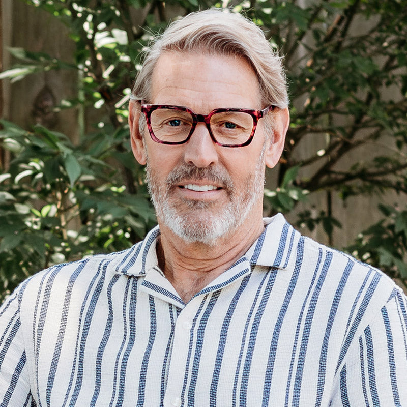 Man Wearing Visualites Réveur Rose Progressive Multi-Focal Reading Glasses