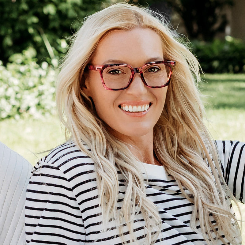 Woman Wearing Visualites Réveur Stylish Rose Progressive Reading Glasses