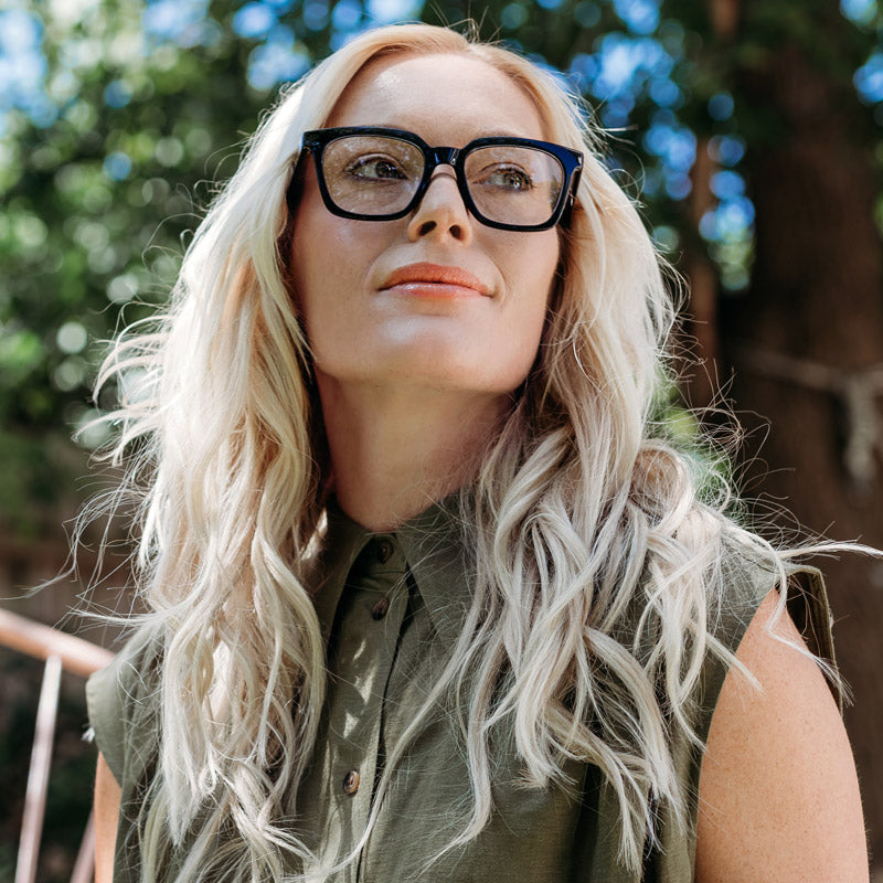Woman Wearing Visualites Réveur Black Stylish Progressive Reading Glasses