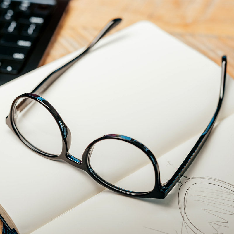 Visualites Designer Trésor Computer Reading Glasses in Black On A Notebook