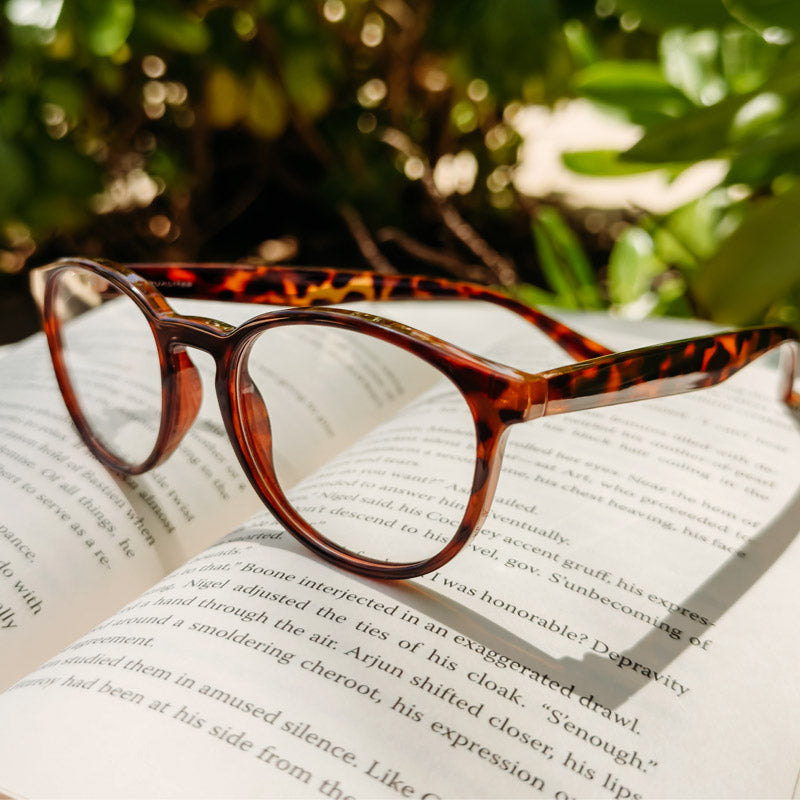 Visualites Lightweight Trésor Computer Reading Glasses in Tortoise On A Book